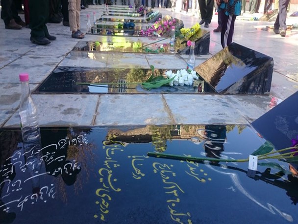 گلزار شهدای لردگان عطرافشانی و غبار روبی شد
