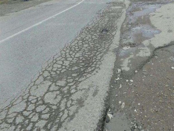 زخم های کهنه آسفالت بر تن جاده روستای بیابانک/مشکلات روستایی در سایه غفلت مسئولان ادامه دارد