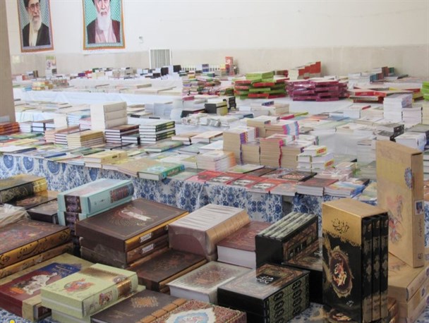 برپایی نمایشگاه کتاب با ۵۰ درصد تخفیف در فریدونشهر/ تصاویر