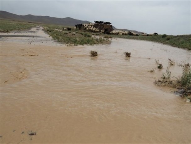 تخریب دیوار ساحلی رودخانه و خطر وقوع سیل در روستای ابرسج/ کمبود سوخت نفت روستای طرود در سرمای زمستان