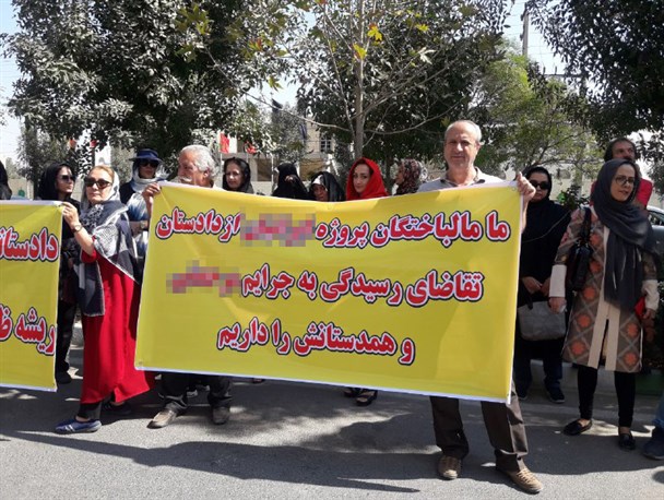 صدور 160 مبایعه نامه برای 124 واحد مسکونی در کیانمهر کرج!/ 5 سال انتظار برای تحویل مسکن و فرار پیمانکار، مالباختگان را ناچار به تجمع کرد + تصاویر