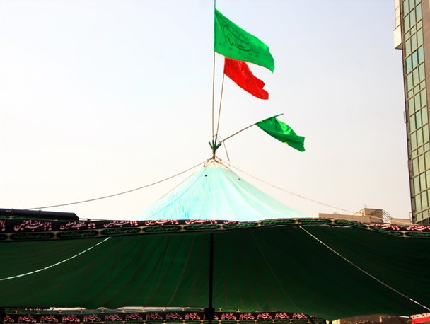 تصاویر/نصب بزرگترین خیمه امام حسین(ع)در تهران