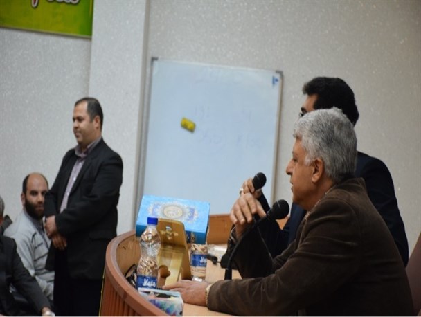 رگهای گردنی که برای حمایت از آمریکا سرخ می شود