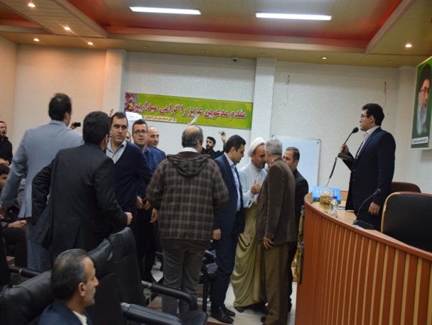 فرار فیاض زاهد از جلسه سخنرانی خود+عکس