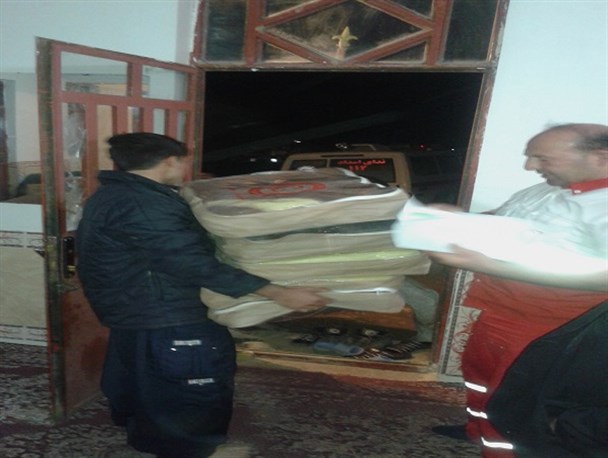 تصاویر کمک رسانی هلال احمر به روستاهای سیل زده بخش شاهیوند
