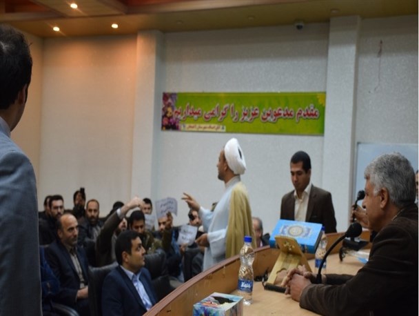 فیاض زاهد پس از شنیدن شعار مرگ برامریکا مجلس را ترک کرد/ آقای فرماندار آیا فریاد مرگ بر امریکا آن هم در روز ۱۳ آبان عملی مجرمانه است؟