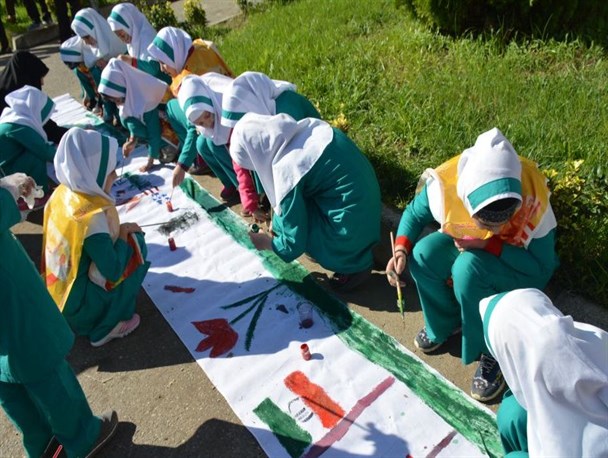 مسابقه نقاشی با موضوع استکبار ستیزی در سیاهکل برگزار شد+گزارش تصویری