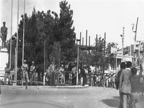 وقتی شکوه شاهنشاهی در غروب پاییزی نیمه آبان 57 برای اولین بار توسط مردم نهاوند به زیر کشیده شد+ تصاویر