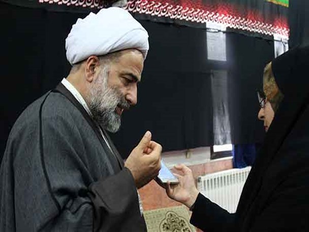 کسانی که ضعف نفس و بینش دارند عامل آمریکا در داخل می شوند/ ترامپ بر ریسمان باطل براندازی نظام چنگ زده است