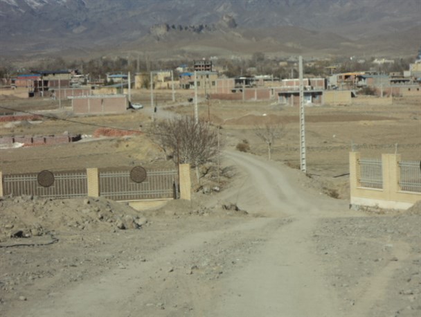نارضایتی دانشجویان پیام نور رابر از وضعیت نامناسب مسیر خاکی دانشگاه