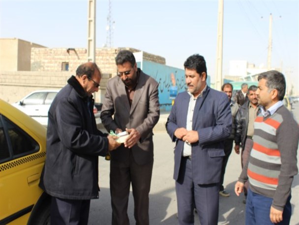 توزیع کتاب بین رانندگان تاکسی شهرستان نیمروز