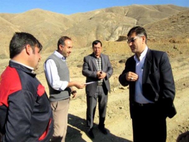 بخشدار خاروانا پای صحبت اهالی روستای آوانسر نشست
