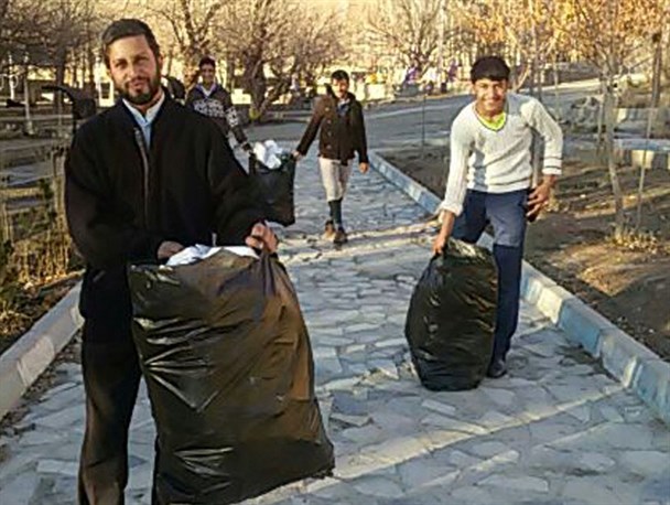 اطراف آستانه امامزاده زیدبن علی (ع) سمیرم  پاکسازی شد