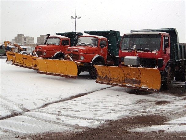 برف زمستانی در یک صبح پاییزی/ آمادگی اکیپ های امدادی و ادوات سنگین شهرداری ابهر