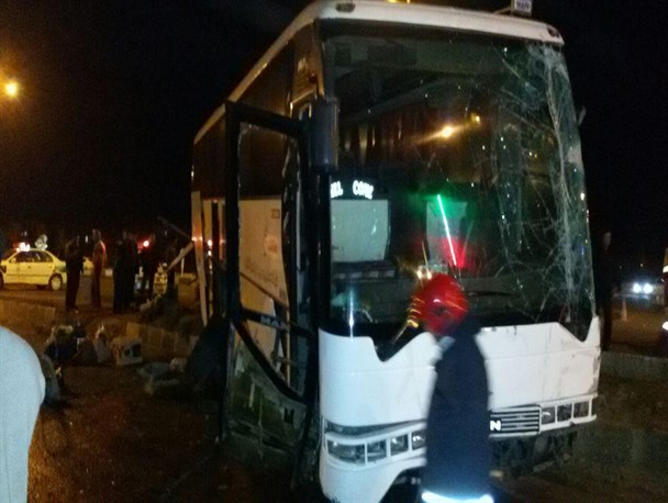 برخورد اتوبوس با جدول حادثه ساز شد