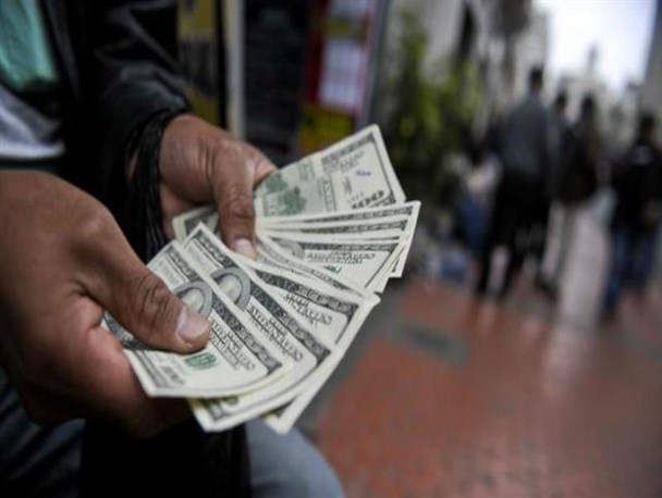 ضعف مدیریتی دولت در کنترل بازار ارز/ موج افزایش قیمت ها به راه می افتد