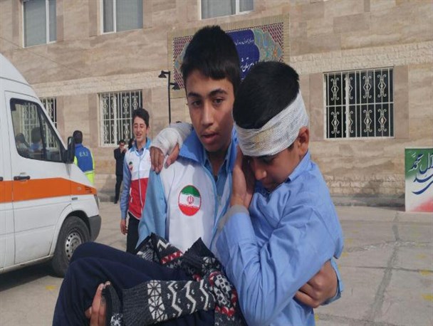 مانور زلزله در مدرسه حاج حسنی تفرش برگزار شد