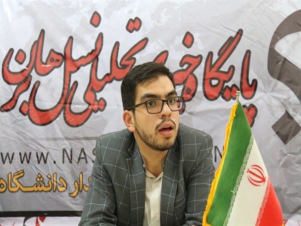 دانشجویان انقلابی در مقابل نیکسون های داخلی ایستاده اند