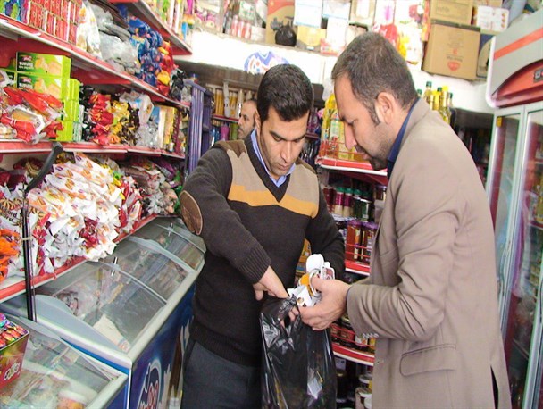 کشف 1/5 تن مواد غذایی فاسد در باشت/نظارت بر بازار بیشتر خواهد شد+تصاویر