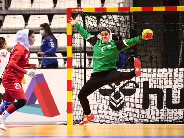 هندبال بانوان قهرمانی جهان| روایت IHF از درخشش دروازه‌بان هندبال ایران؛ فاطمه خلیلی و یک نمایش درخشان دیگر