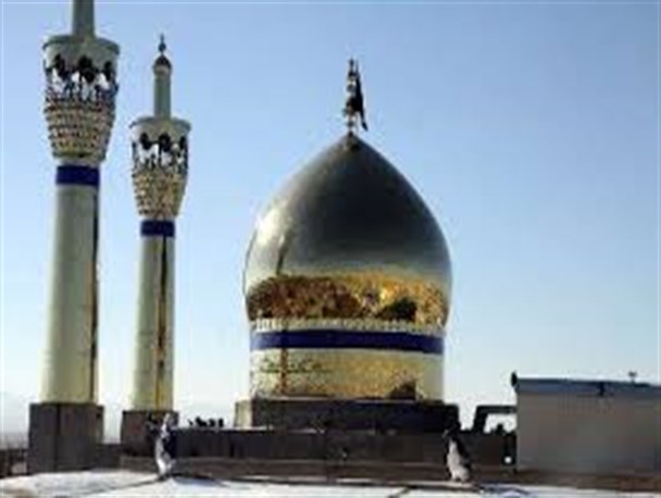 نصب پرچم متبرک به کربلا بر گنبد حسینیه اعظم زنجان
