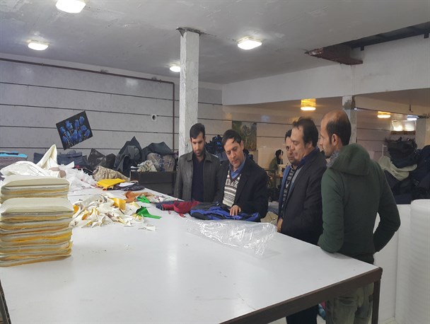 بازدید فرماندار رزن از کارگاه کیف دوزی+تصاویر