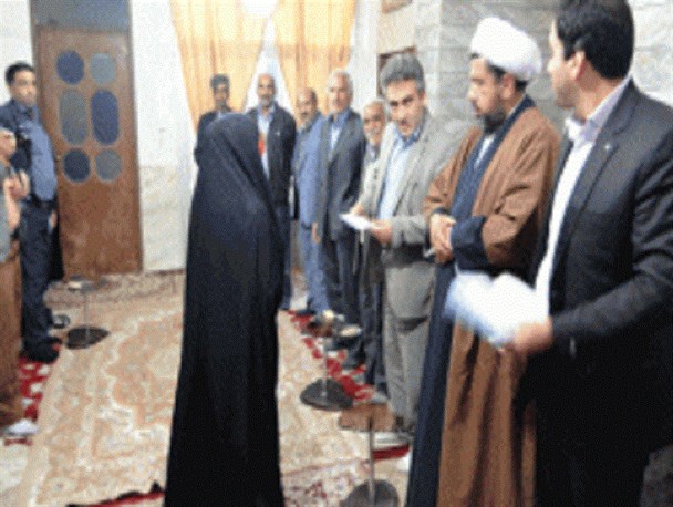 اهدای کارت هدیه به کودکان بی سرپرست در نهبندان