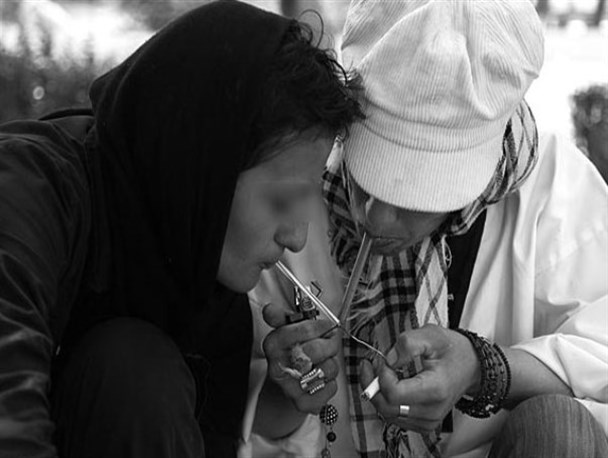 اعتیاد زنان معضلی جبران ناپذیر در جامعه/ غفلت والدین عاملی برای اعتیاد دختران