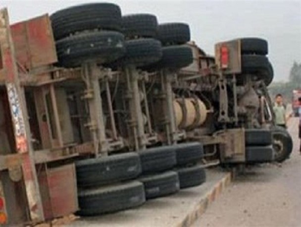 واژگونی تریلی در محور بجنورد – آشخانه یک کشته داد