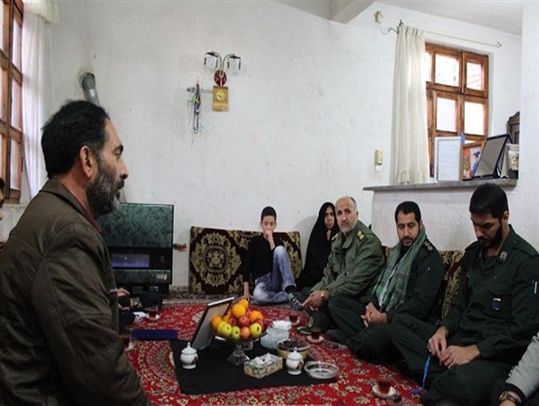 دیدار کارکنان سپاه با خانواده یاسین 11 ساله/ نوجوانی که پس از مرگش 11 عضو بدنش را اهدا کردند