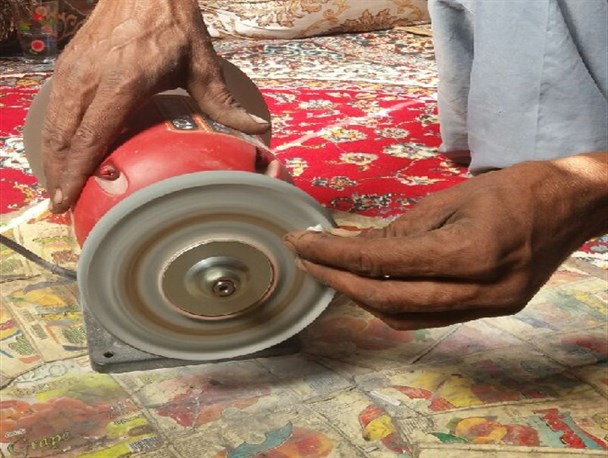 بانوی کارآفرین بلوچ سنگ های معمولی را قیمتی می کند/ تحقق اقتصاد مقاومتی با دستان کارگران بومی