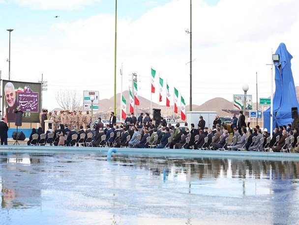 نصب تندیس شهید سپهبد حاج قاسم سلیمانی در میدان قمر شهرکرد
