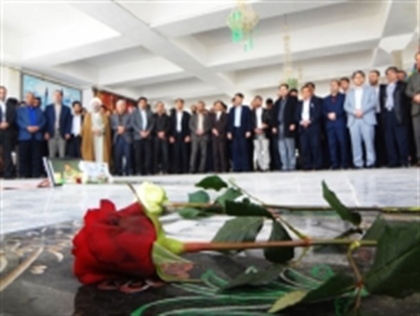قبور مطهر شهدای شهر یاسوج غبارروبی و عطر افشانی شد + تصاویر