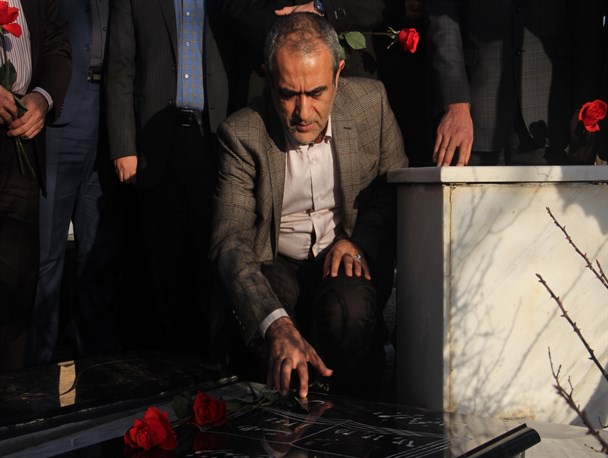عکس خبری/استاندار اردبیل در جوار مزار شهدا