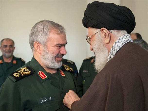 عکس نوشته/ دریافت نشان فتح از سوی فرمانده معظم کل قوا