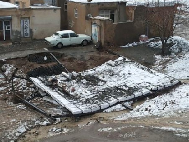یک واحد غیرمجاز ساختمانی در سنندج تخریب شد