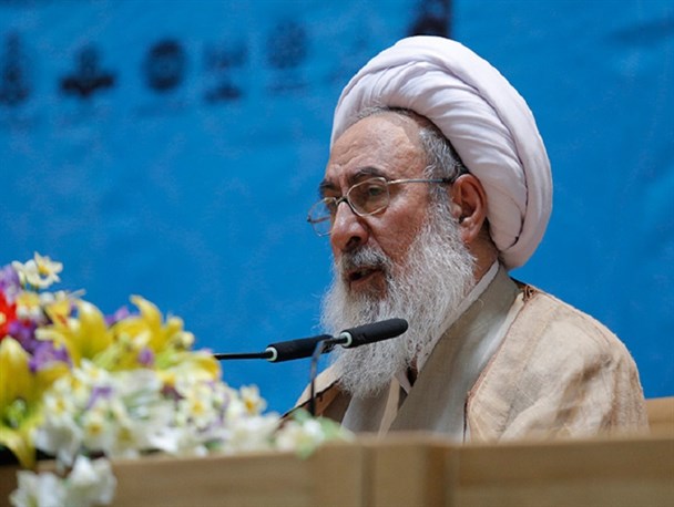 عده ای نمک نشناس می گویند بعد و قبل انقلاب فرقی ندارد/ با توسعه ارتباطات بازار شایعه و مطالب مبتذل نیز ترویج یافت