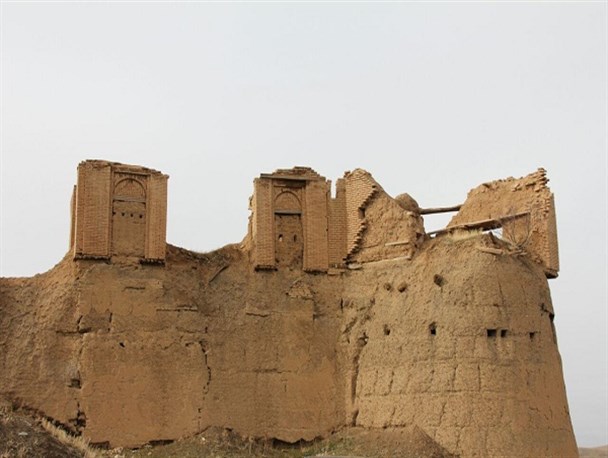 بی توجهی، قلعه اشتران را به تاراج برد/میراث ملی 220 ساله در انتظار ویرانی نشسته است!+تصاویر