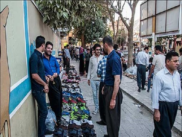 دستفروشی در خیابان‎های سنندج/ از نبود اشتغال برای جوانان تا سد معبر و مشکلات تردد عابرین