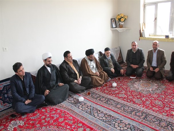 نماینده ولی فقیه جمعیت حلال احمر زنجان از خانواده های شهدا دل جویی کرد+تصاویر