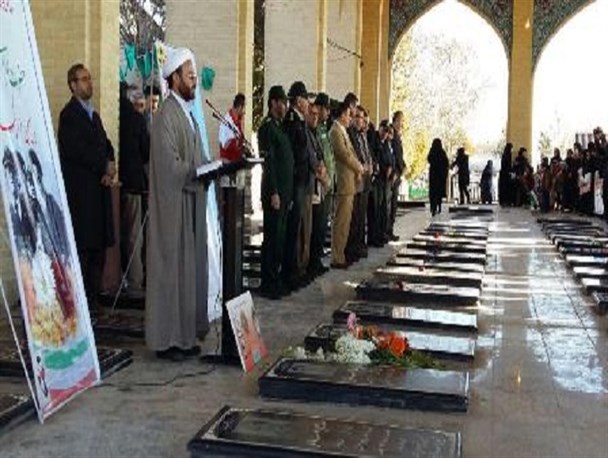 گلزار شهدای تاکستان گلباران شد