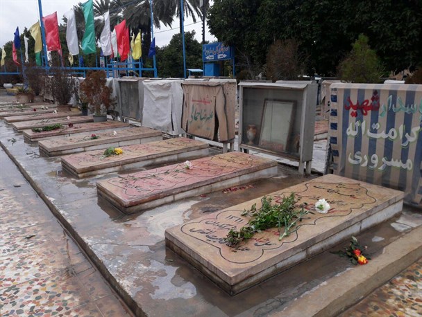 قبور مطهر شهدا در جهرم گلباران شد
