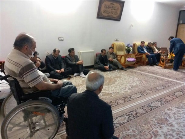 دیدار مسئولان شهرستان پاسارگاد با خانواده شهدا به مناسبت دهه فجر