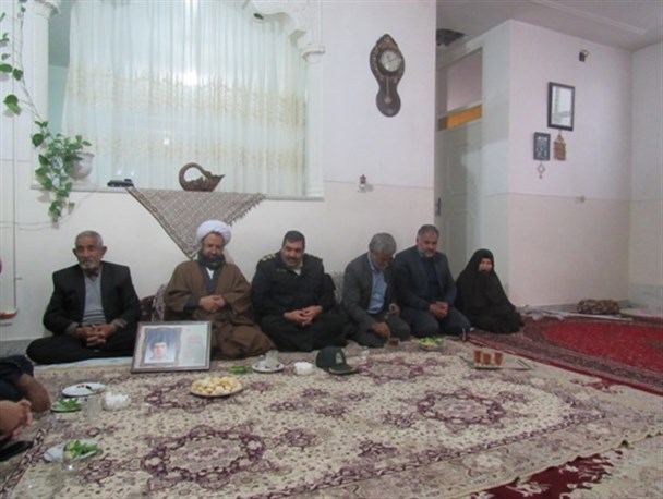 تصاویر/به مناسبت ایام ا... دهه فجر مسئولین شهرستان خاتم به دیدار خانواده شهدا رفتند