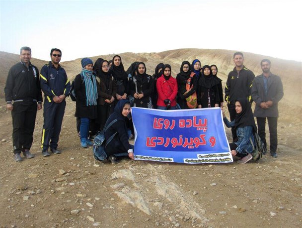 کویرنوردی دانش آموزان دختر سرخه در منطقه تاریخی روستای بیابانک+ عکس