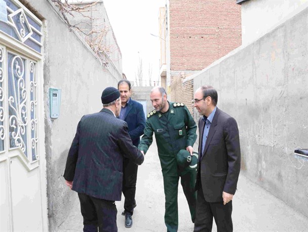 عیادت مسئولان شهرستان بناب از خانواده معظم شهدا/ ویزیت رایگان والدین توسط شبکه بهداشت + تصاویر