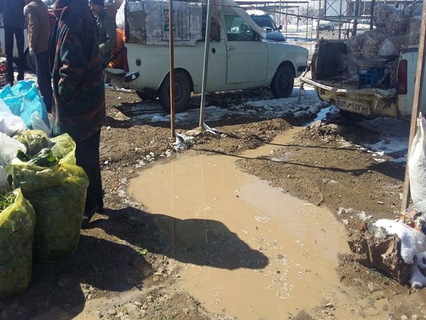 جمعه بازار بافت در گل فرو رفت