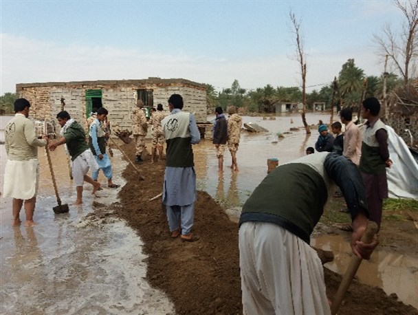 امدادرسانی سپاه پاسدران به سیل زدگان جنوب غرب سیستان و بلوچستان+ تصاویر