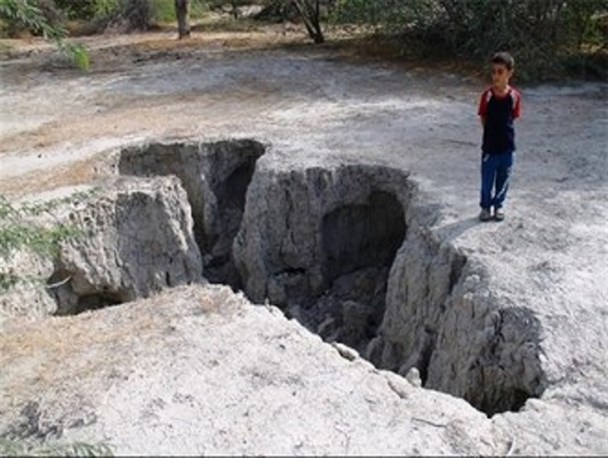 تیغ تیز فروچاله ها بر پیکر گلستان جنوب/ اظهار نظرها هم کار به جای نبرد
