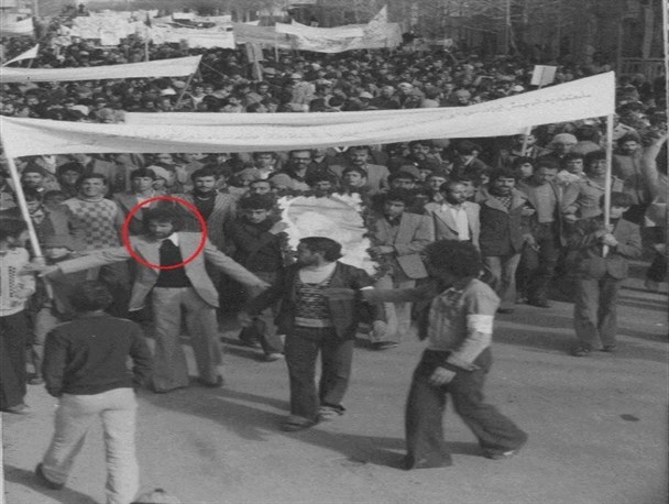 محمد حسین به صفوف راهپیمایی نظم می داد
